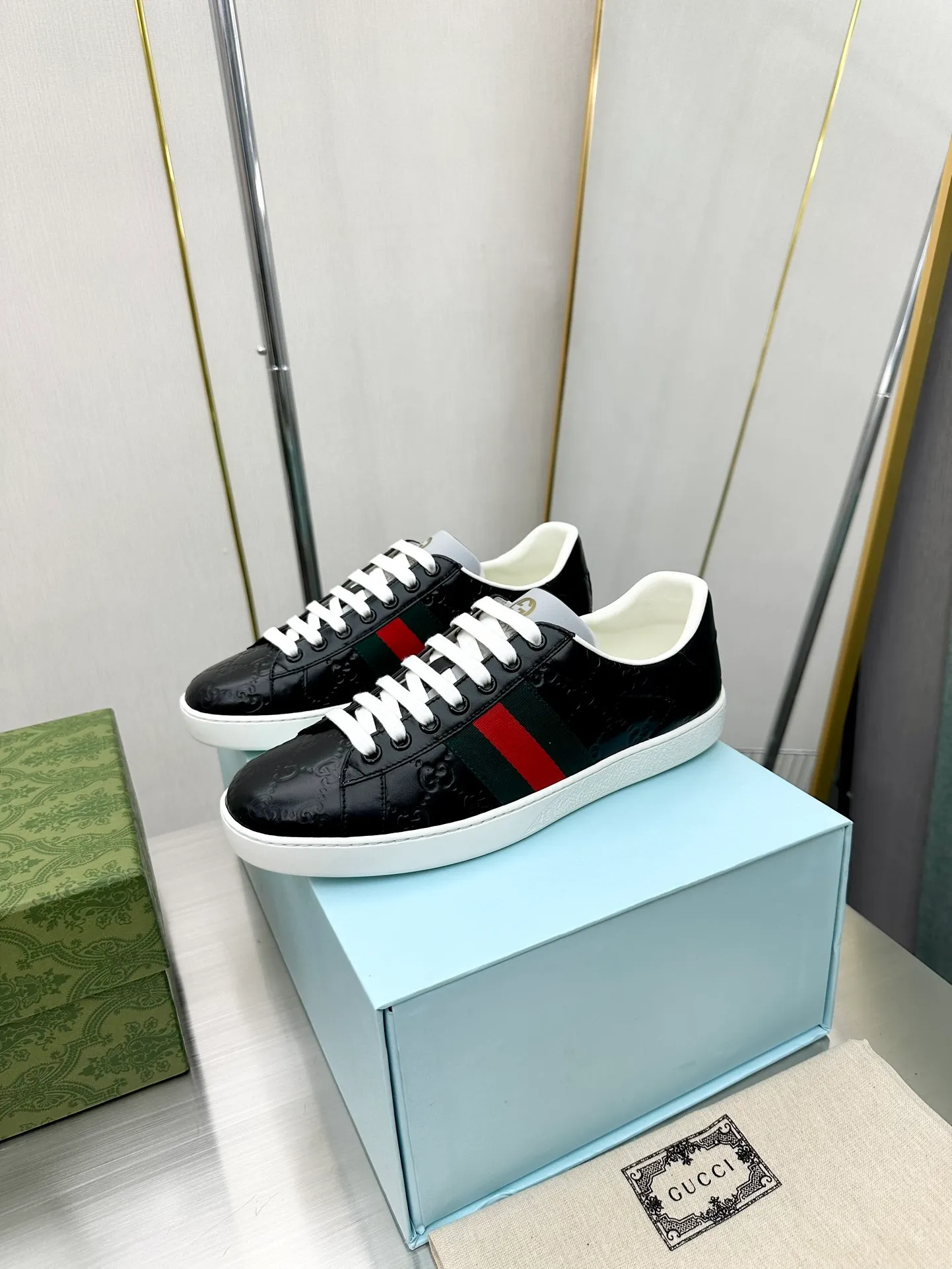 👟👟Ex-factory price 540👟👟 Men's size +10 Top version: Gucci G family classic Ace series Embroidery Little Bee White Shoes Couple Style Ribbon Love Casual Sports Shoes Sneakers Original Purchase Development Production This brand's classic low-top sports shoes interweave golden embroidered bees with red and green webbing. The bee is a classic element of the brand. It appeared in the Gucci ready-to-wear series in the 1970s. Exquisite packaging at the delivery counter🛍📦 ▪️Fabrics: Original custom imported first-layer cowhide ▪️Foots: Original custom cowhide lining ▪️Sole: Original open-molded rubber non-slip material ▪️Sole thickness: 2.5CM ▪️Size: Women's 34-41 (customized 34/41) ▪️Size: Men's 38-46 (38/46 customized)